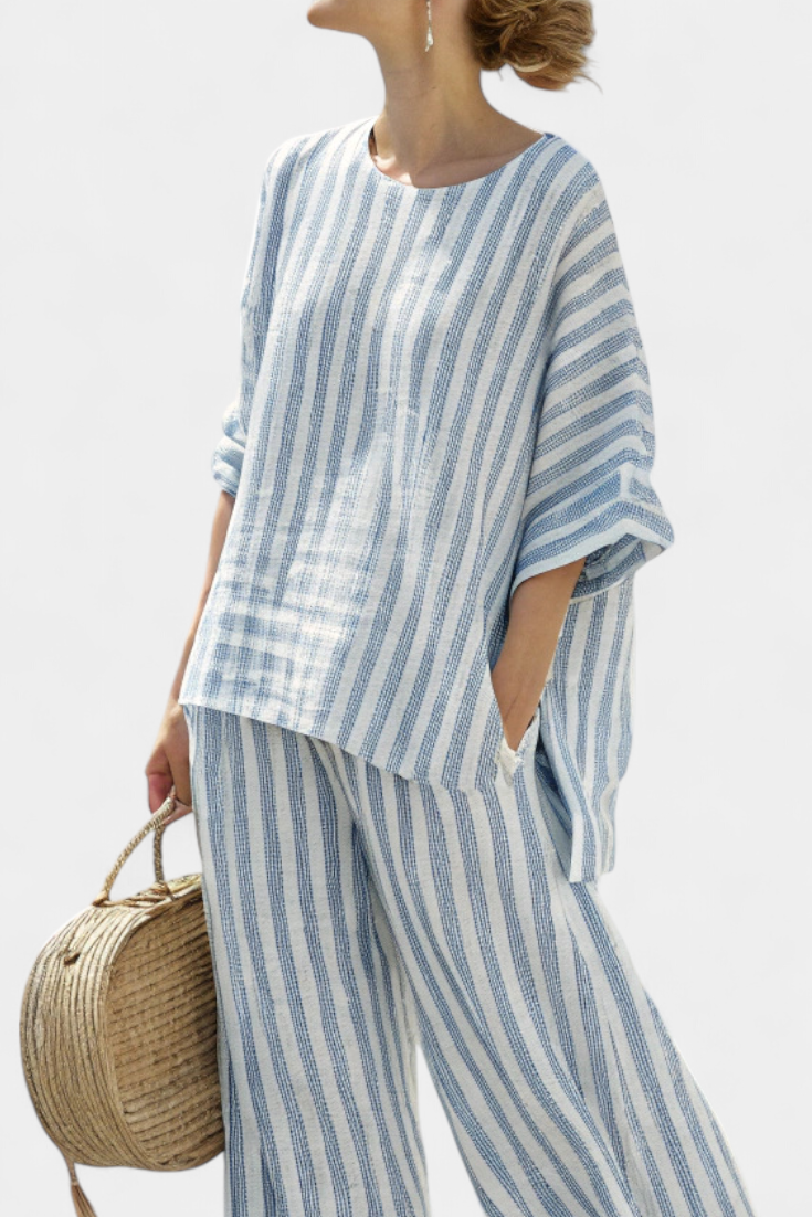 Conjunto de moda para mujer con top de rayas azules veraniego y pantalones holgados, fresco y confortable.