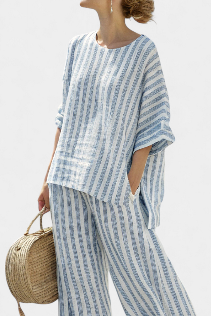 Conjunto de moda para mujer con top de rayas azules veraniego y pantalones holgados, fresco y confortable.