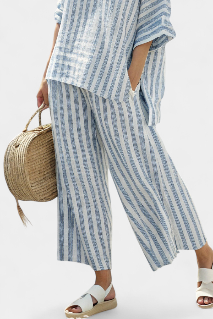 Top de rayas azules y blancas con pantalones relajados. Un conjunto de mujer perfecto para el verano casual.