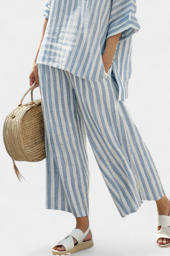 Top de rayas azules y blancas con pantalones relajados. Un conjunto de mujer perfecto para el verano casual.