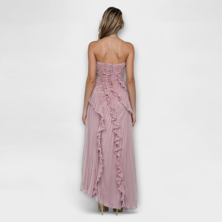Vestido largo rosa sin mangas para mujer. Atuendo elegante de fiesta para ocasiones especiales y moda veraniega.