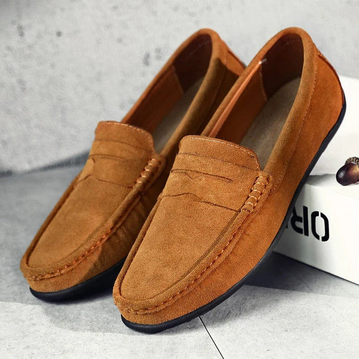 Mocasines de cuero para hombre, estilo clásico y confort, un calzado versátil para cualquier ocasión.