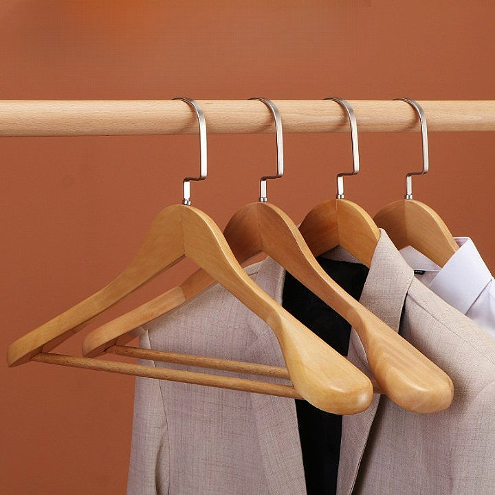 Perchas de madera premium en un armario, organizando ropa con su diseño contorneado duradero, ideal para el hogar.