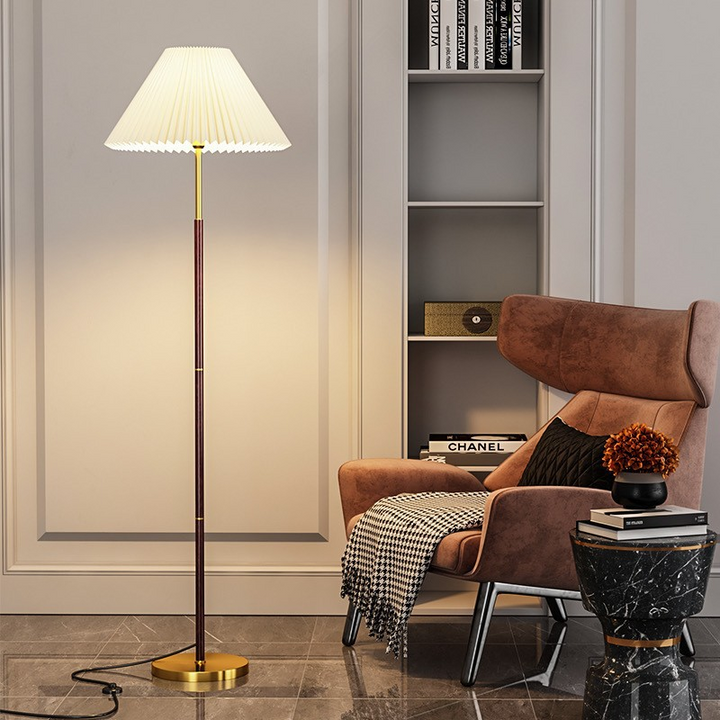 Diseño moderno: lámpara de pie Lucira con pantalla plisada para una luz suave y acogedora.