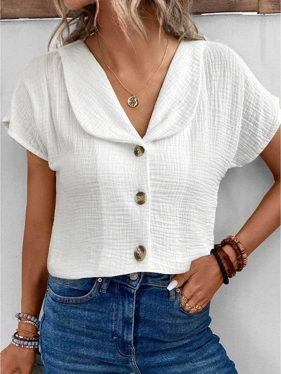Sofisticada blusa para mujer, con detalle de cuello y botones, estilo casual chic para un atuendo moderno.