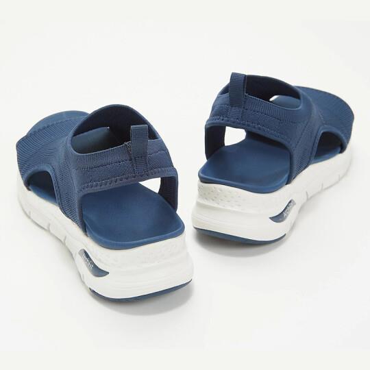 Sandalias ajustables para mujer con cierre de velcro, brindando confort ergonómico y soporte a los pies.