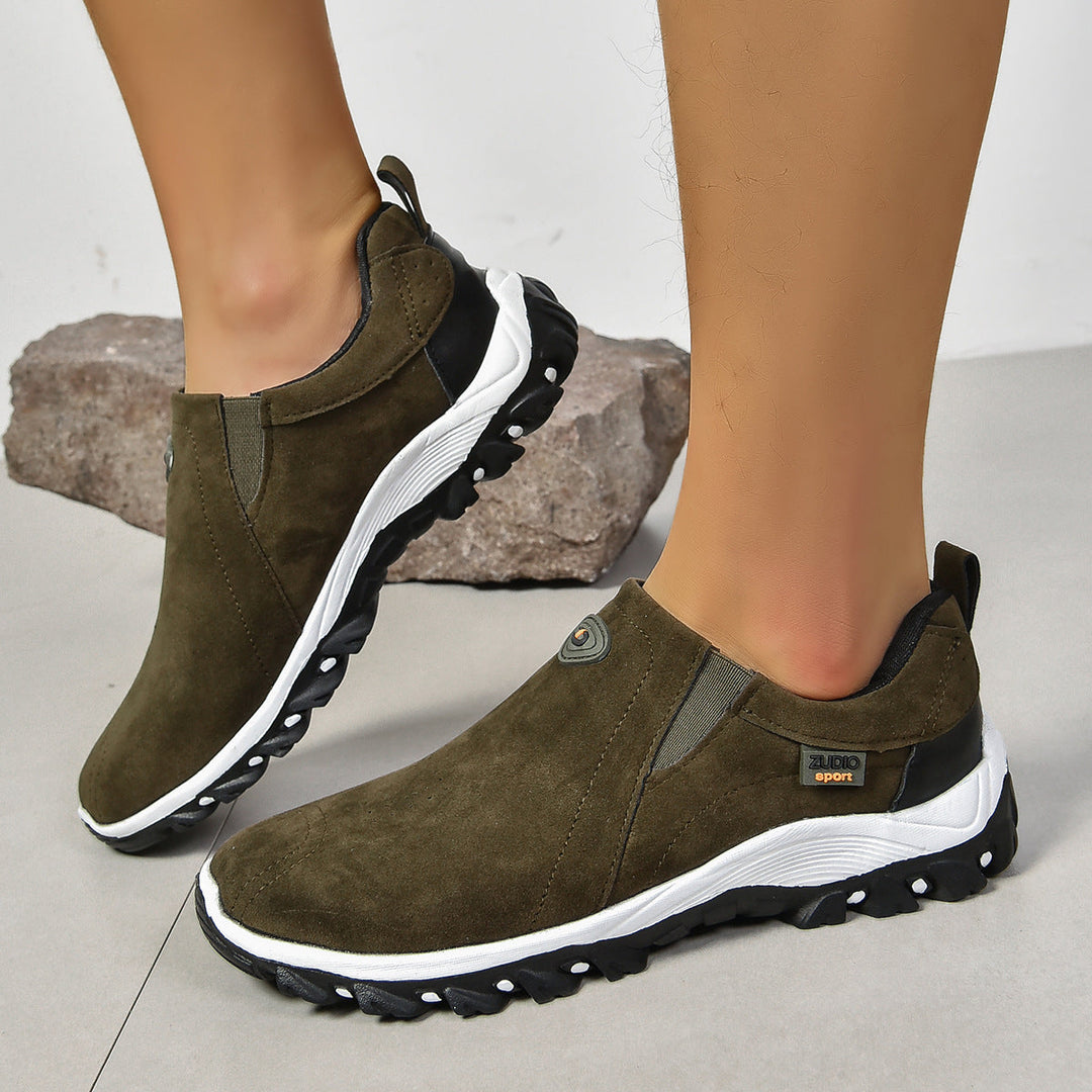 Calzado slip-on de hombre con agarre seguro y suela antideslizante, perfecto para caminatas confortables.