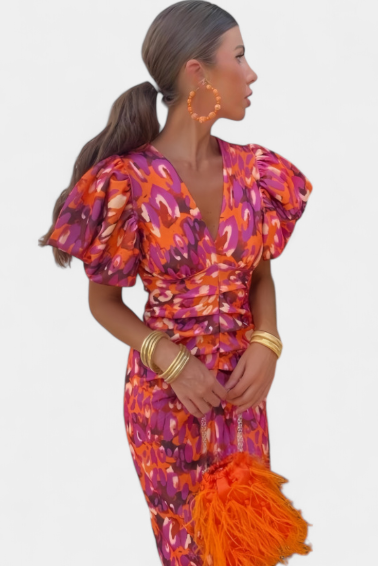 Vestido de fiesta fruncido, con diseño impreso y mangas voluminosas, un estilo elegante y femenino.