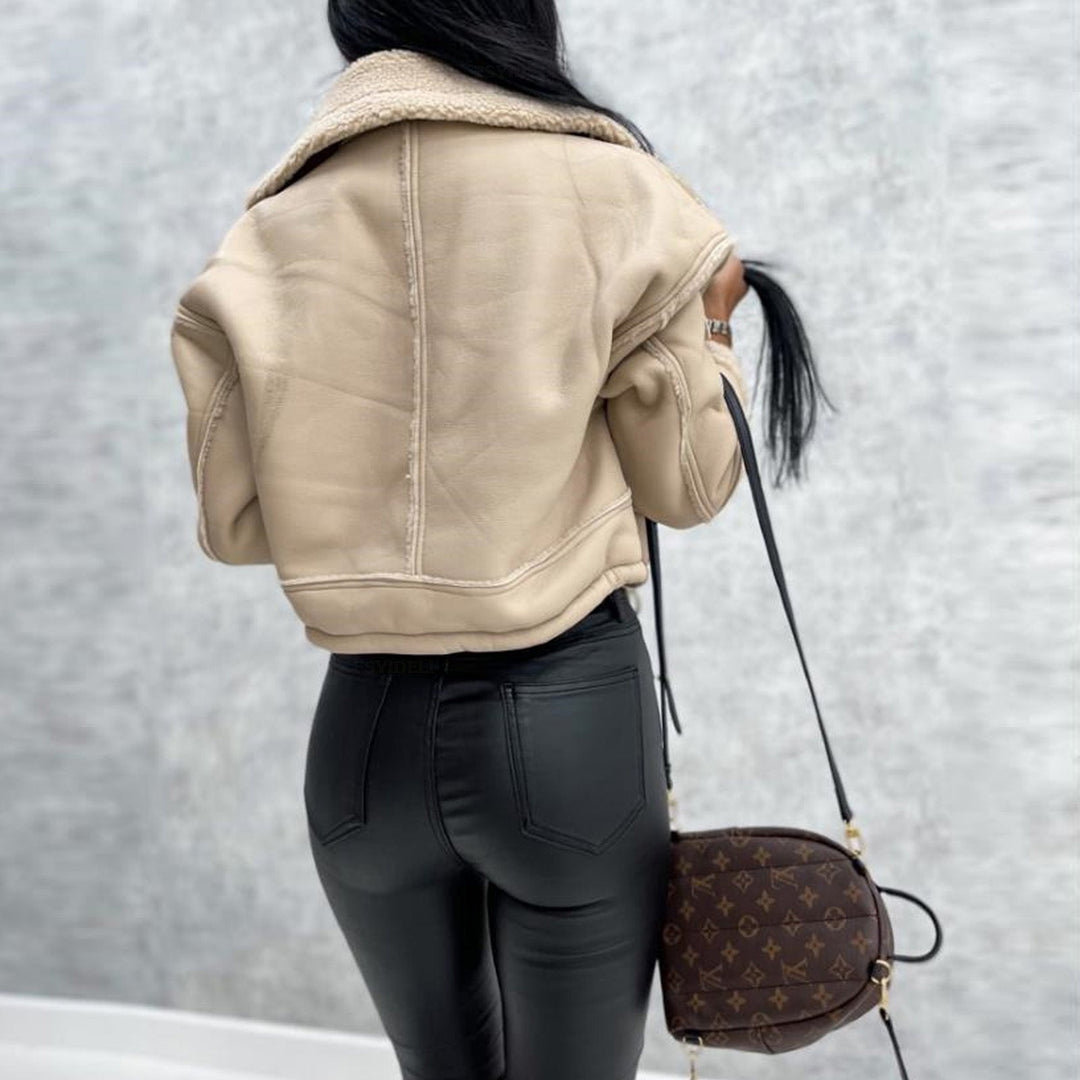 Abrigo corto entallado de mujer, con solapas y diseño minimalista, cómodo y elegante para el otoño.