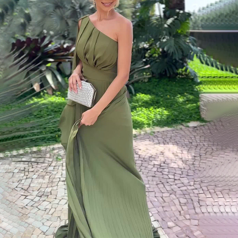 Mujer luciendo un vestido de fiesta verde elegante de moda para invitada de boda, estilo gala.