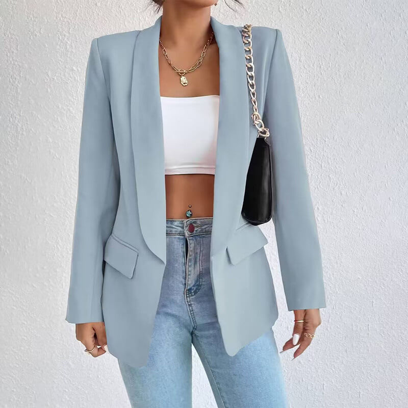 Modelo luciendo blazer clásico femenino, perfecto para un atuendo formal o un look casual sofisticado y chic.