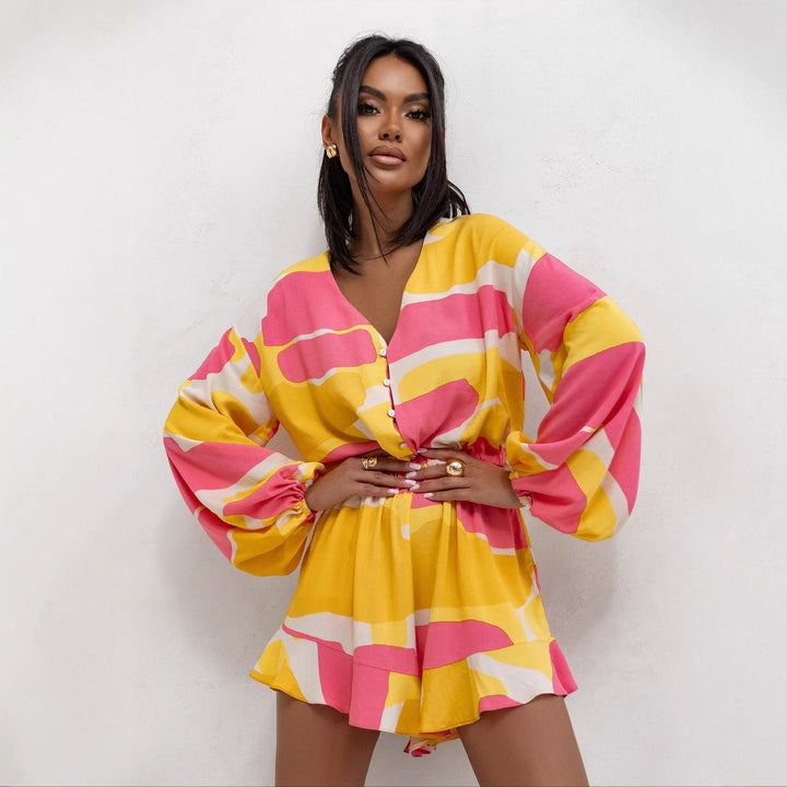 Mono corto veraniego para mujer con diseño de volantes y mangas abullonadas. Moda fresca y cómoda.