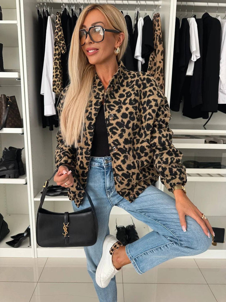 Chaqueta de leopardo para mujer, diseño corto y moderno, estilo animal print vibrante y juvenil.
