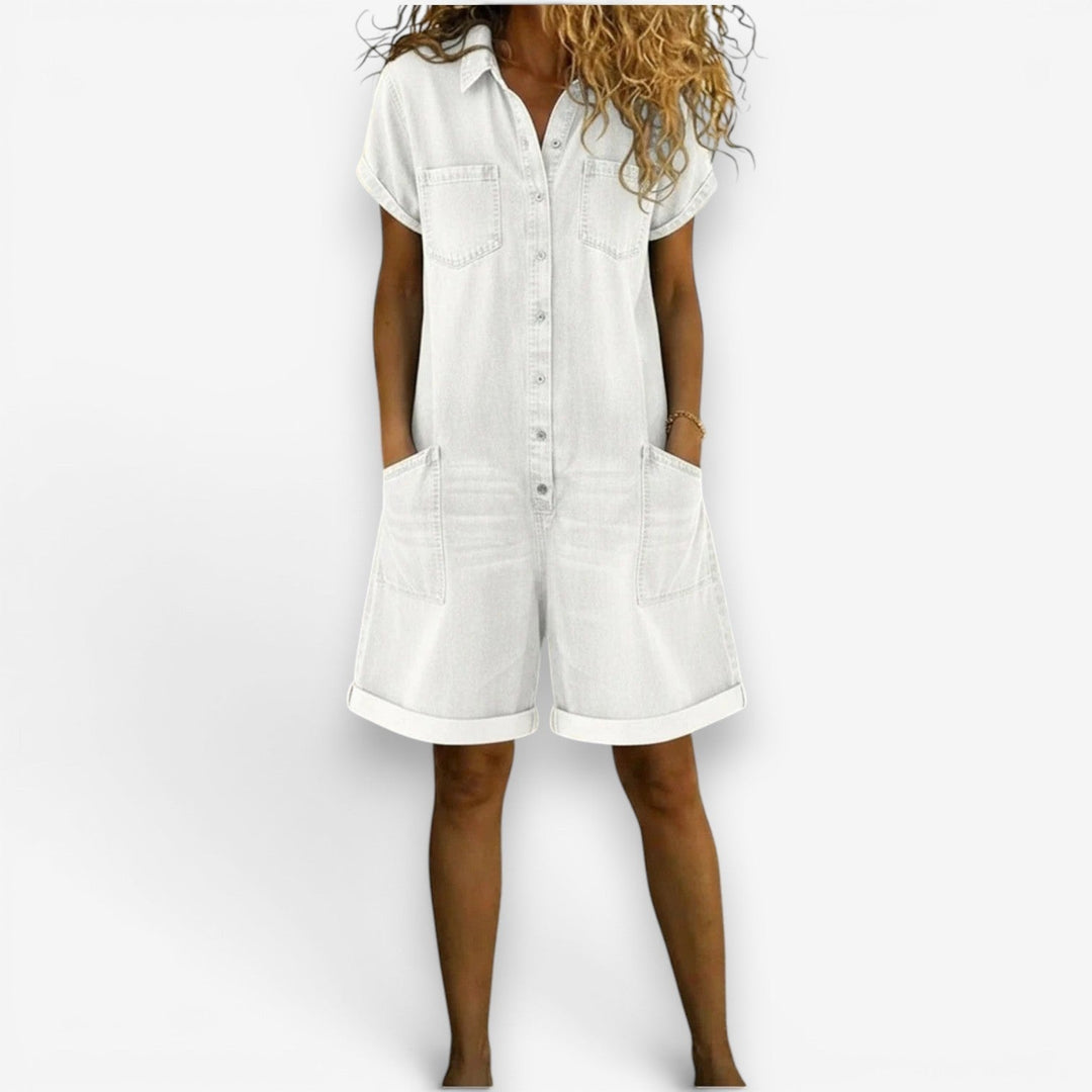 Mujer vistiendo mono corto casual de verano. Ideal para un día fresco y cómodo con mucho estilo y bolsillos.
