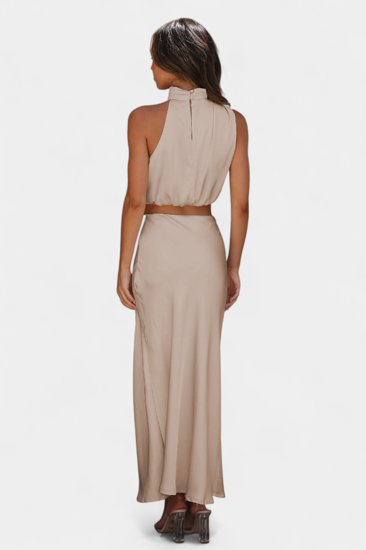 Conjunto de dos piezas para mujer: top halter y falda elegante con espalda descubierta.