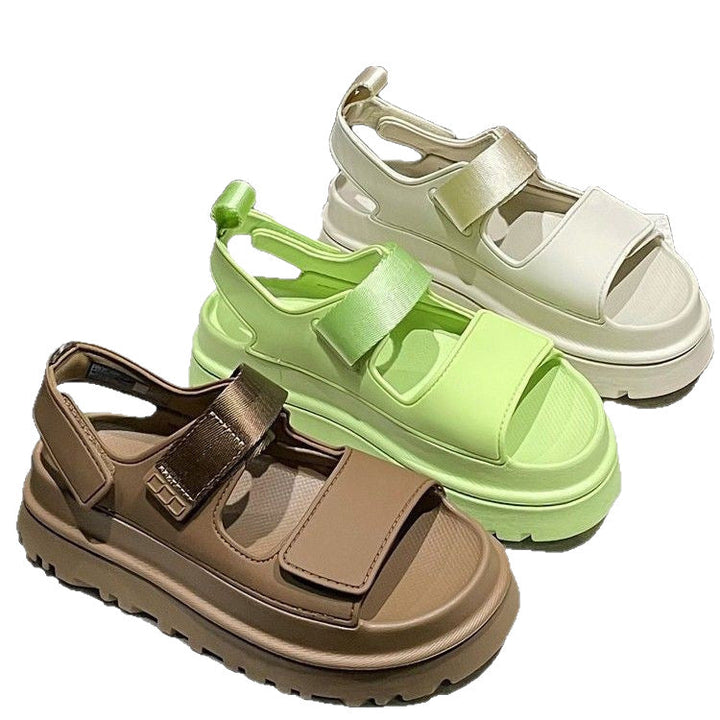 Sandalias chunky de moda para mujer con velcro. Plataforma urbana, cómodas y antideslizantes, perfectas para el verano.