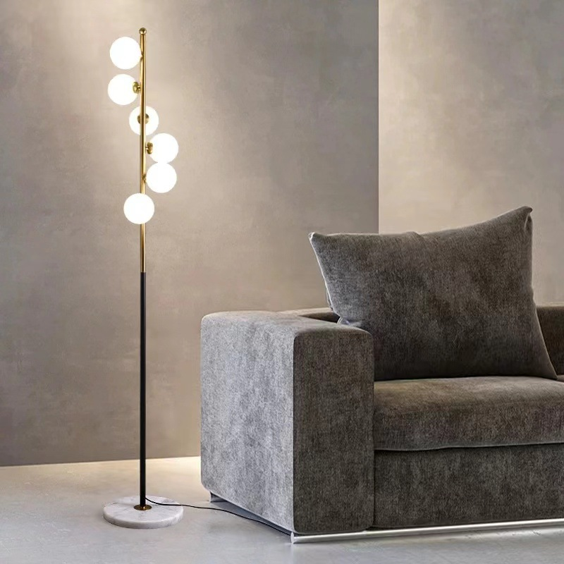Lámpara de pie nórdica con esfera de luz LED. Perfecta para crear ambiente en tu salón moderno.