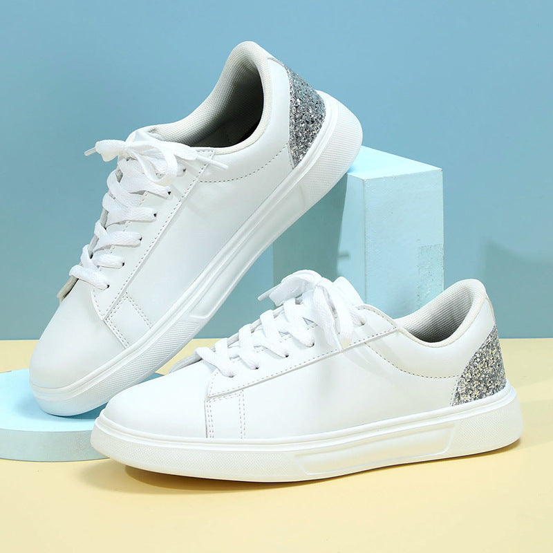 Zapatillas de mujer. Perfil lateral de calzado urbano, detalles en contraste. Comodidad y moda para un look casual.