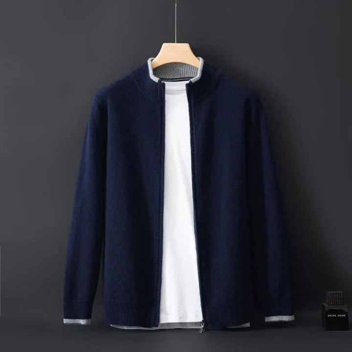 Abrigo cárdigan de hombre con cremallera y cuello alto, ideal para otoño e invierno. Moda masculina.