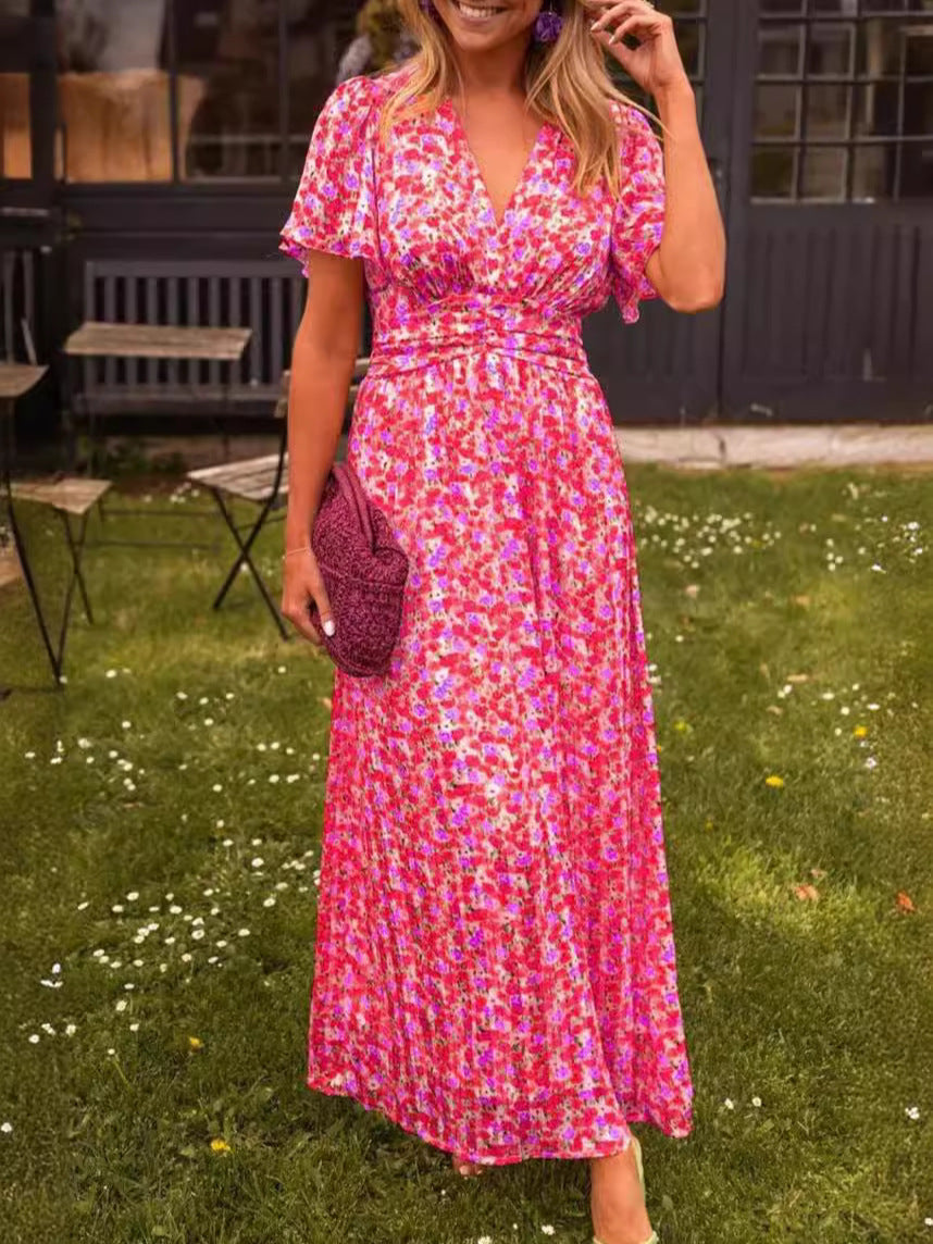 Mujer luciendo vestido fluido con estampado floral vibrante. Perfecto para looks casuales o elegantes.