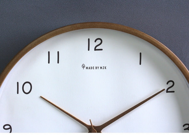 Reloj de pared analógico crema y marrón de madera, silencioso, perfecto para cualquier interior.