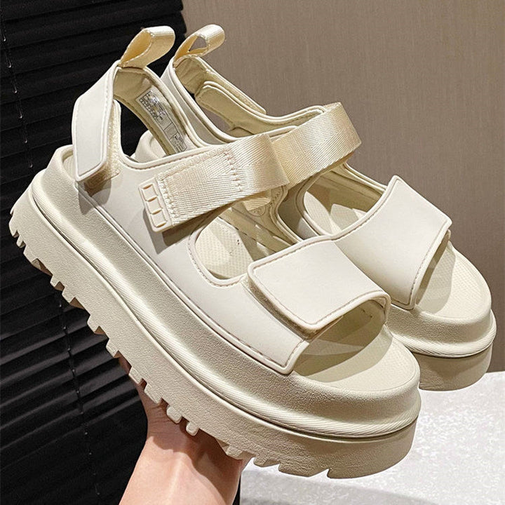 Sandalias chunky de mujer con velcro, plataforma y estilo urbano. Calzado de moda, cómodo y ajustable para el verano.