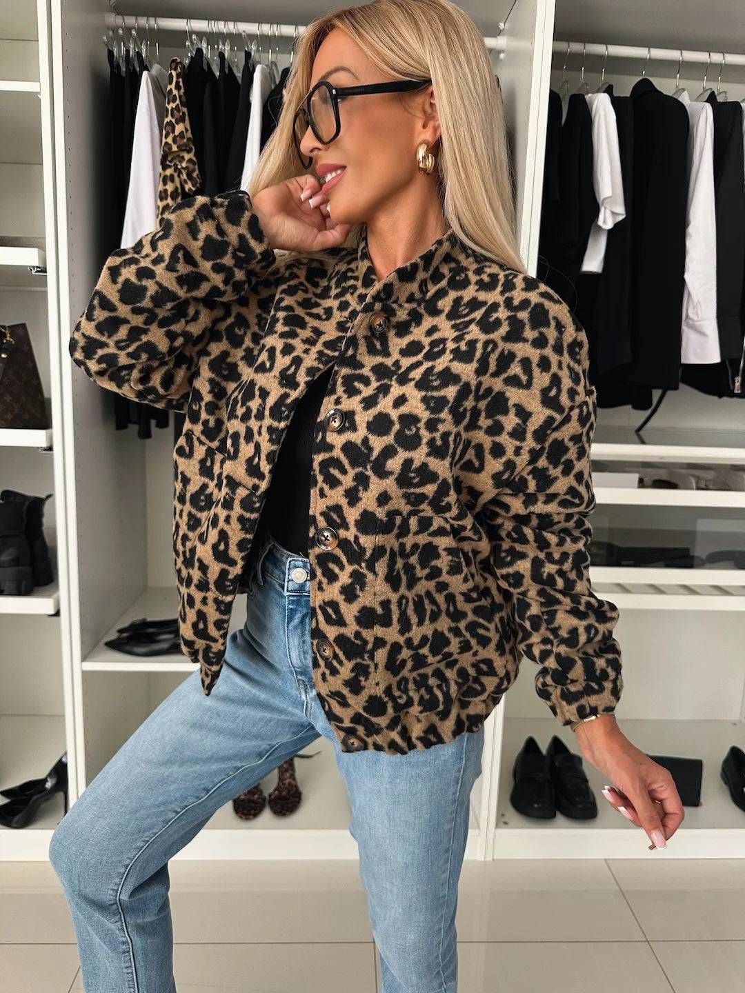 Abrigo ligero de mujer con estampado de leopardo, ideal para primavera u otoño, moda audaz.