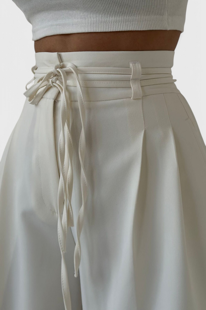 Pantalones anchos de mujer, estilo casual elegante, con cordones en la cintura alta para mayor comodidad.