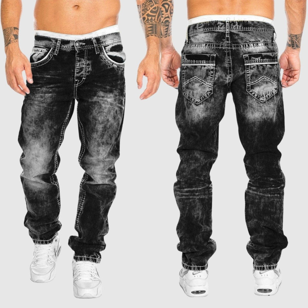 Pantalones vaqueros rectos de hombre, con efecto desgastado y roturas sutiles. Denim azul de estilo casual moderno.