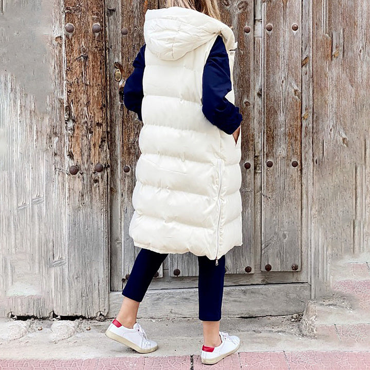 Chaleco de moda, largo con capucha para mujer. Añade estilo y calidez a tu vestuario de temporada.