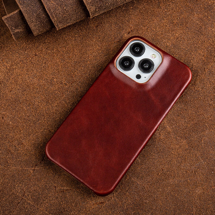 Funda elegante de cuero genuino para iPhone, con protección total y compatibilidad MagSafe premium.