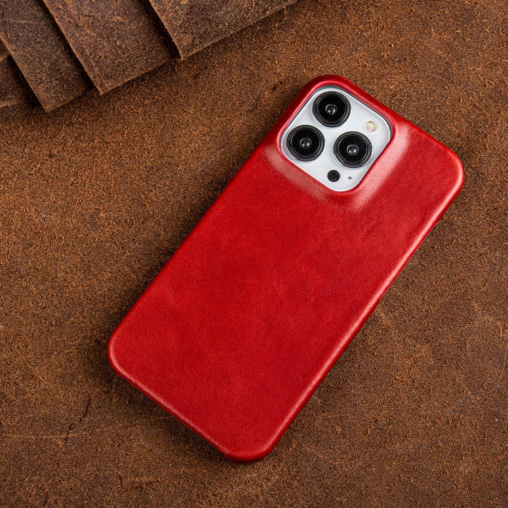 Textura suave de cuero genuino en funda premium para iPhone, ofrece protección y agarre seguro.