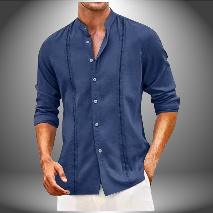 Hombre vistiendo camiseta transpirable de manga larga, corte cómodo. Moda casual y básica para uso diario.