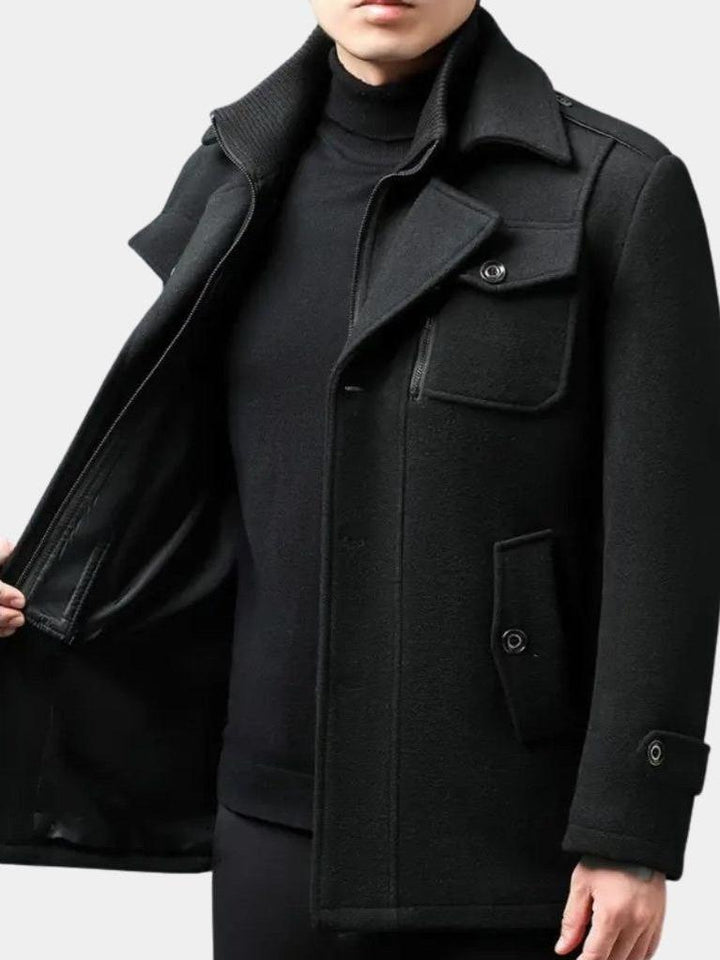 Abrigo de invierno para hombre, vista frontal. Corte clásico, ideal para ocasiones formales y casuales.
