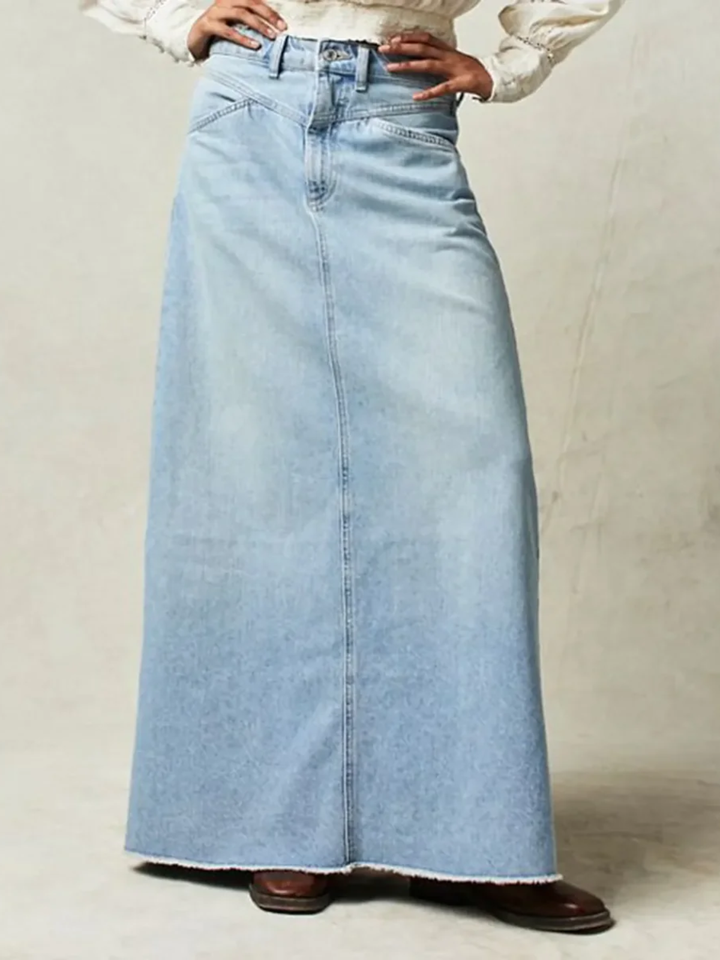Falda vaquera larga de mujer estilo clásico, cintura alta. Perfecta moda denim versátil y chic.