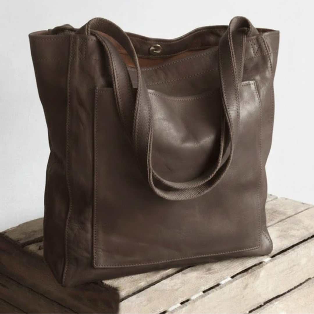 Elegante bolso tote marrón de mujer, estilo moderno y funcional para uso diario.