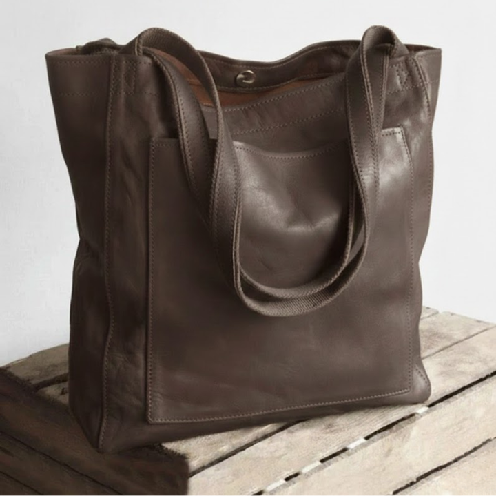 Elegante bolso tote marrón de mujer, estilo moderno y funcional para uso diario.