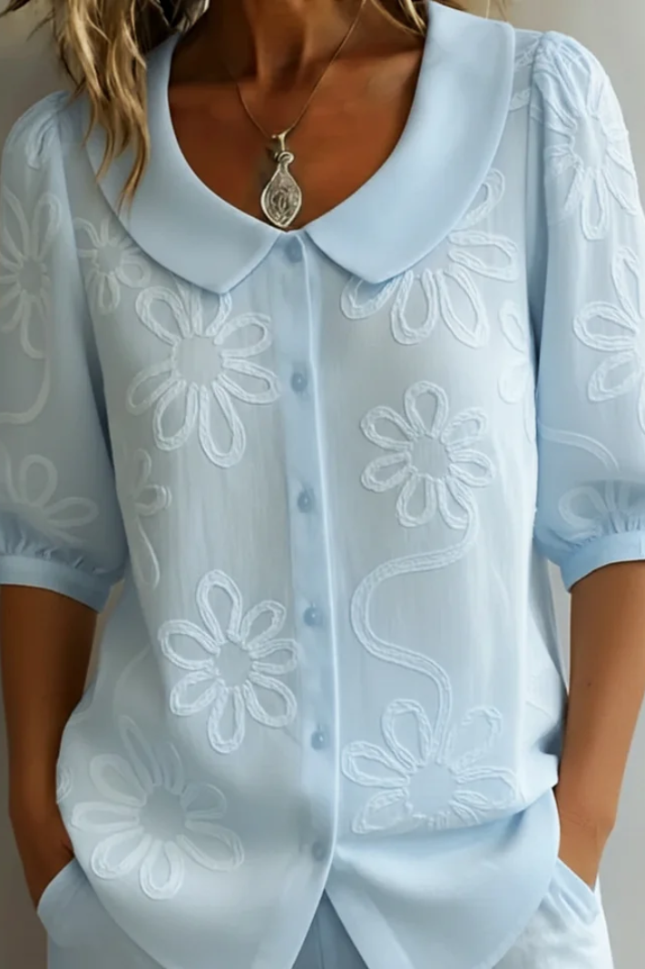 Mujer luciendo blusa Fiora elegante floral, perfecta para un look chic de verano o primavera, cómoda y transpirable.