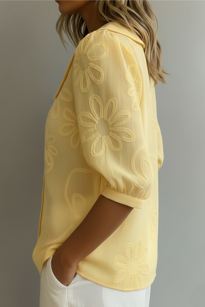 Blusa floral elegante Fiora para mujer, estilo chic, perfecta para verano casual o formal, moda actual.