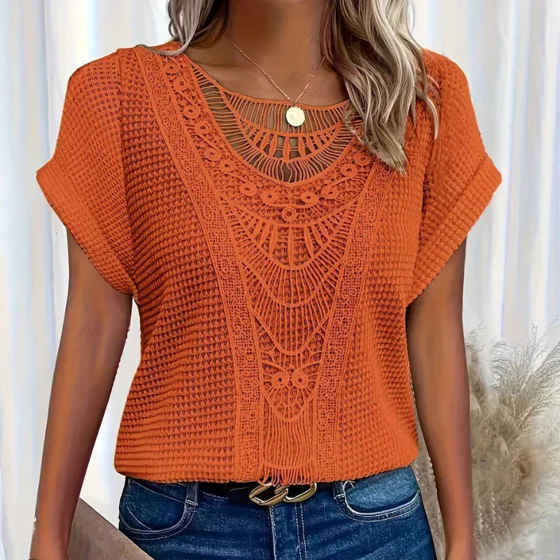Top Paula de moda femenina con encaje y detalles bordados. Blusa elegante para estilo bohemio y casual de mujer.
