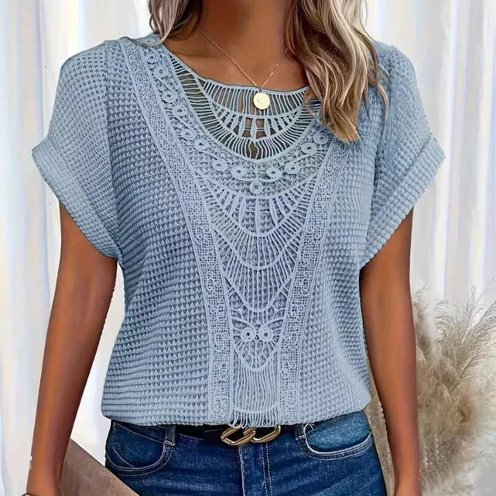 Blusa Paula bohemia de mujer con encaje y bordados sutiles. Perfecta para un look casual y fresco de verano.