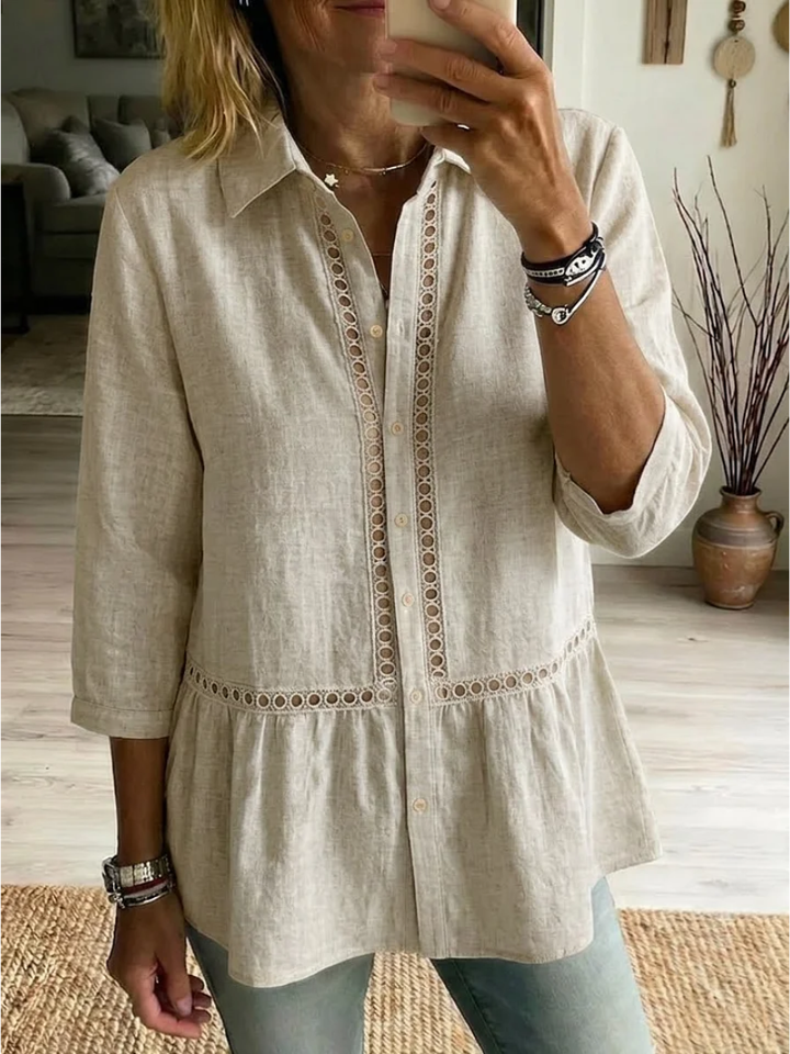 Blusa de algodón para mujer con encaje, ideal para un look casual o elegante. Botones decorativos.