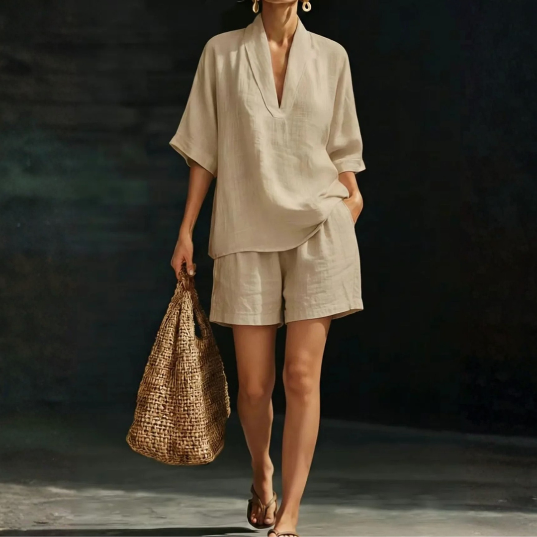 Conjunto casual de dos piezas para mujer con escote V y shorts. Ideal para el verano y comodidad diaria.