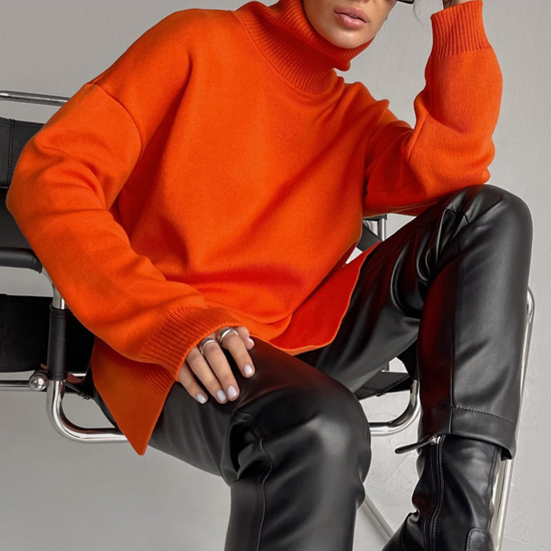 Suéter chic de mujer, cuello alto y abertura moderna. Perfecto para looks de invierno.