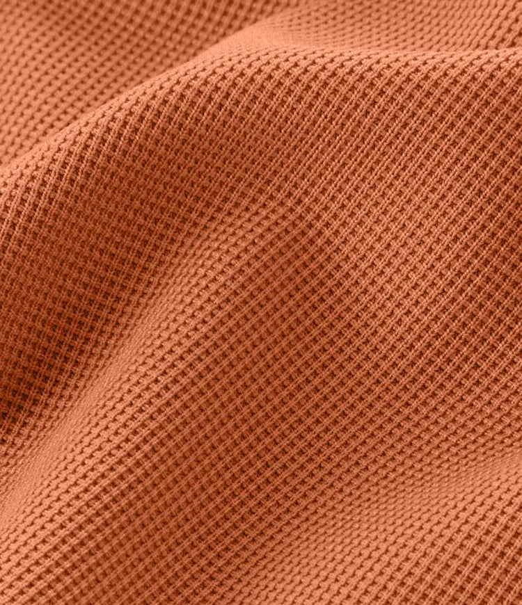 Pantalón de moda femenina, talle alto y pernera ancha, ideal para un look profesional.