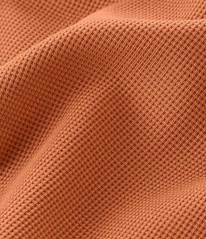 Pantalón de moda femenina, talle alto y pernera ancha, ideal para un look profesional.