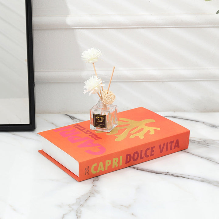 Libros decorativos dispuestos en una estantería, aportando estilo y un toque moderno a la decoración del hogar.
