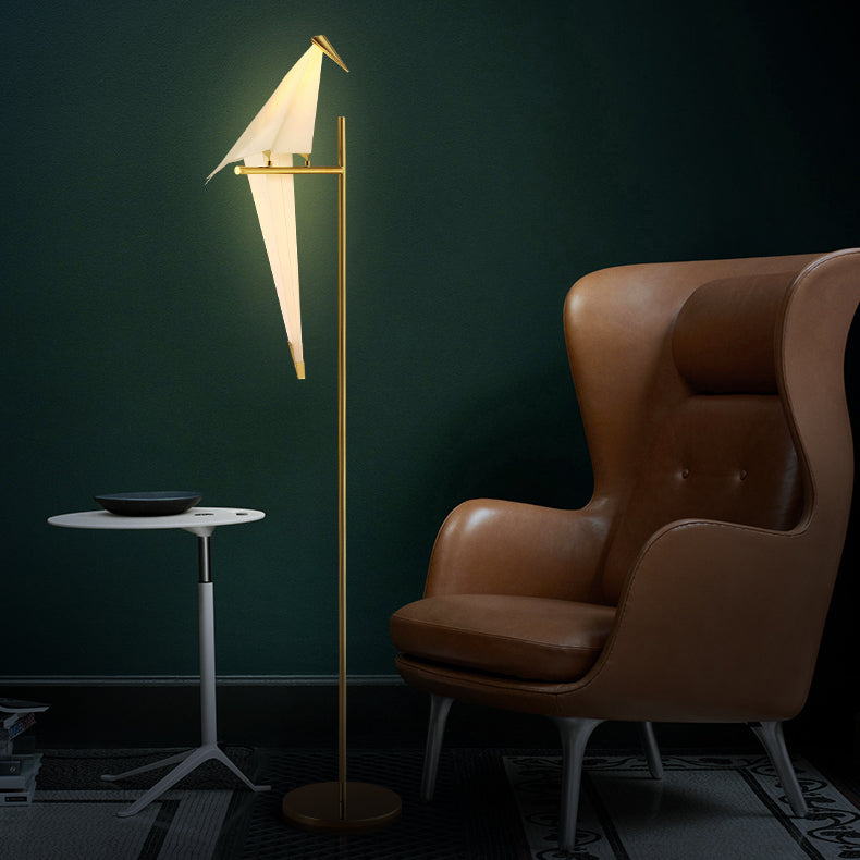 Lámpara flexible de pie y mesa con forma de pájaro origami. Luz LED cálida ideal para estudio o salón.