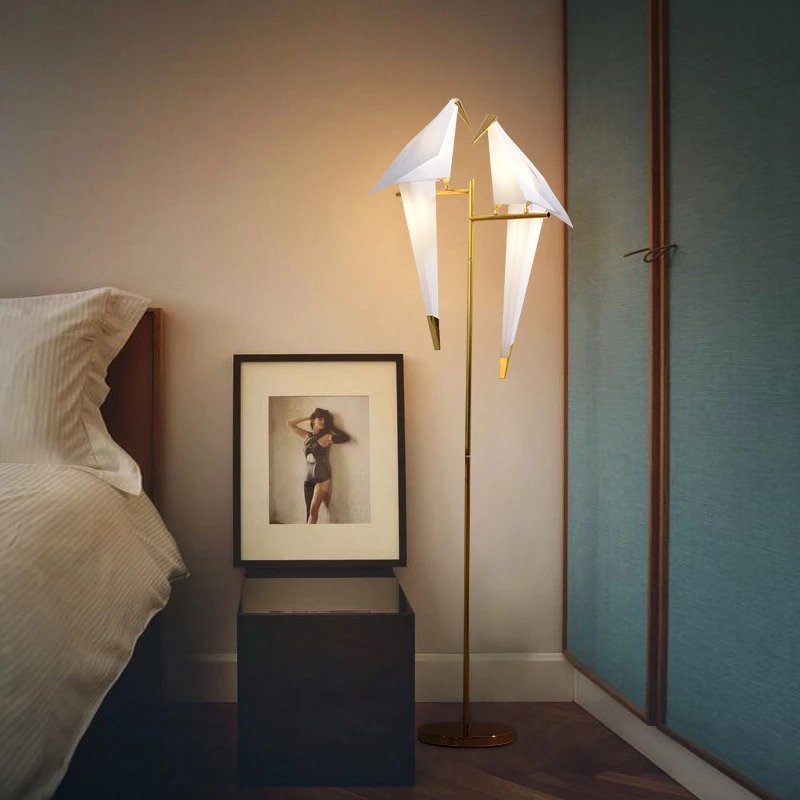 Lámpara de diseño nórdico con pájaro origami. Luz cálida LED, perfecta como lámpara de pie o de mesa.