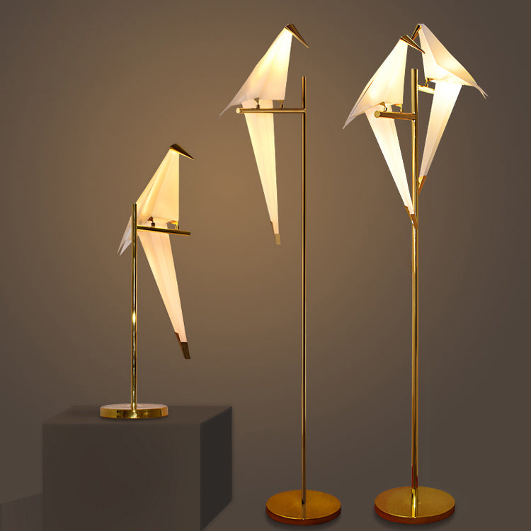 Lámpara de pie/mesa LED de pájaro origami. Luz cálida, diseño flexible para decoración moderna del hogar.